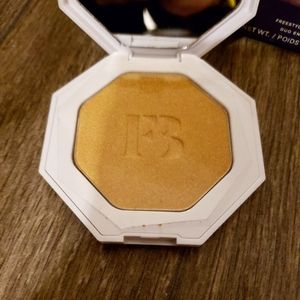 Fenty Beauty Makeup - Fenty Highlighter Fenty Beauty Makeup - Fenty Highlighter